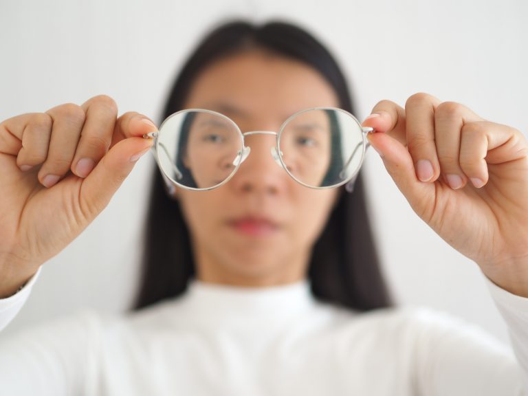 Imagen de una mujer mirando unas gafas